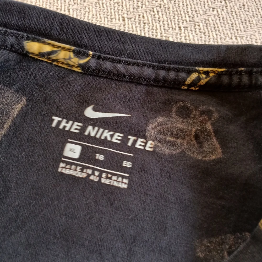 nike ♡ logo just do it charm print tee shirt black gold mens xl